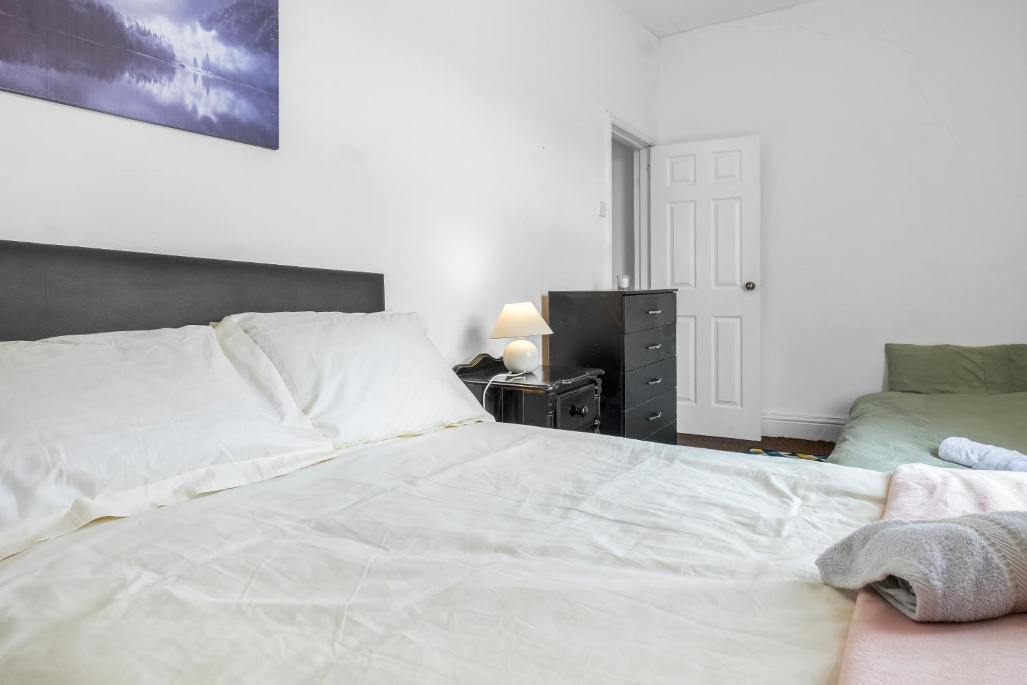 Rochdale 3 Bedroom House 2 Bath With Free Parking Sleeps 7 Exterior foto